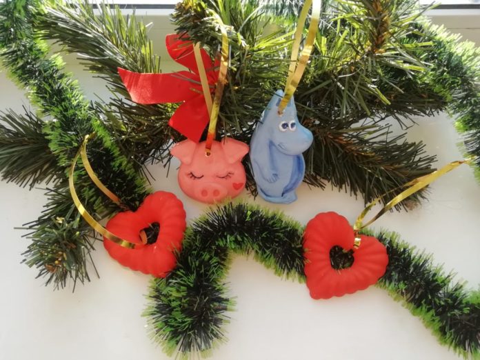 Мастер-класс “Роспись новогодней игрушки” прошел в Доме культуры “Металлург”