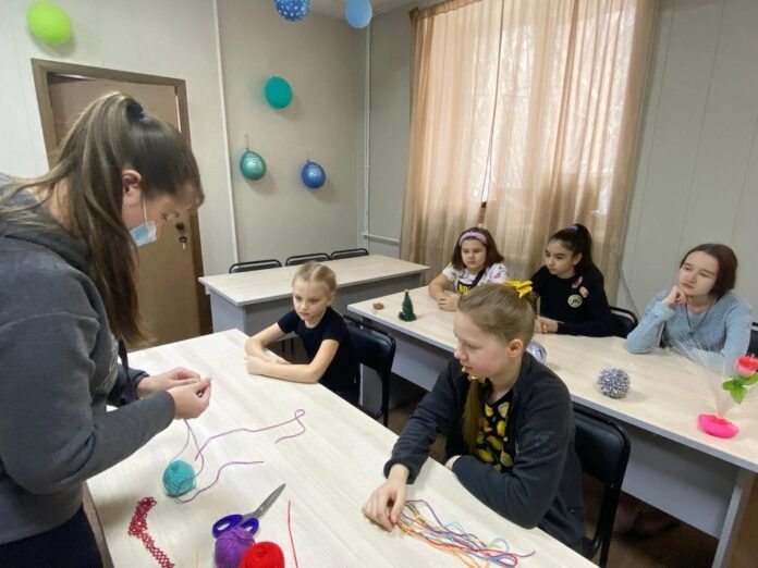 Мастер-класс по плетению фенечек состоялся в молодежном центре “Ровесник”