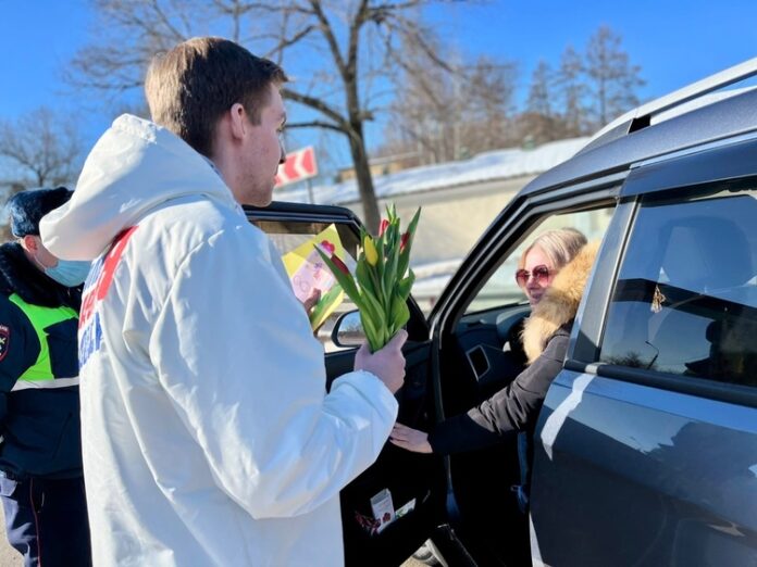 Молодогвардейцы поздравили автоледи с предстоящим 8 Марта