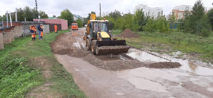 Укладка дорожного покрытия проходит по Армейскому проезду в Кузнечиках Укладка дорожного покрытия проходит по Армейскому проезду в Кузнечиках