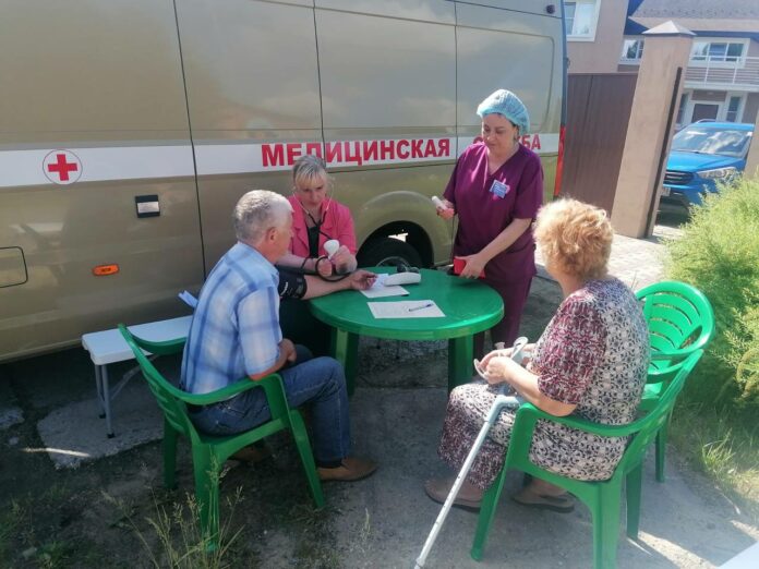 В деревне Акишово в Подольске  жители прошли обследование в мобильном ФАПе