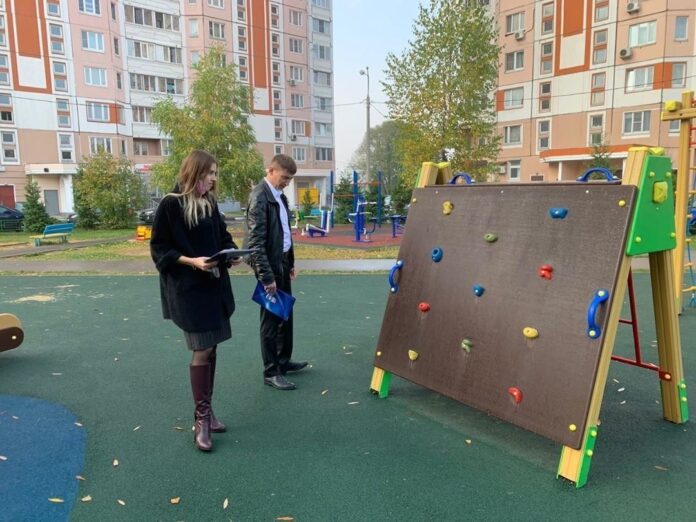 Состояние двух детских площадок на Силикатной-2 проверил Сергей Кулев