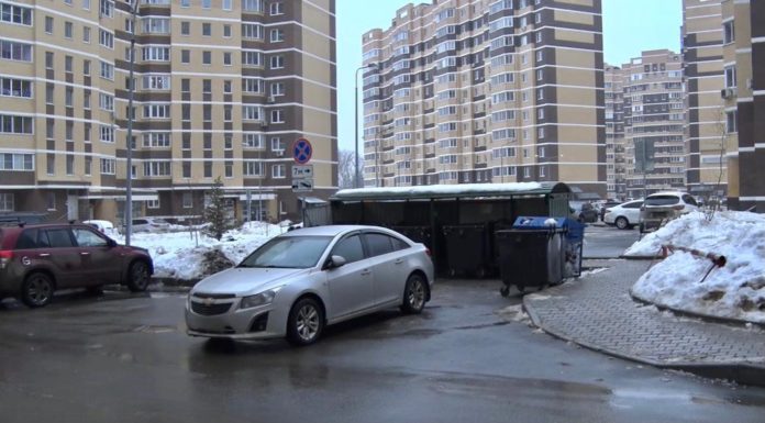 При помощи мобильного приложения «Добродел» можно пожаловаться на «автохамов», паркующихся у контейнерных площадок