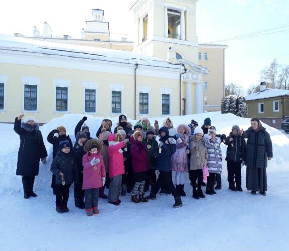 Акция «Покорми птиц зимой» состоялась в духовных школах Троицкого собора
