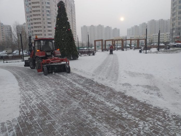 27 единиц спецтехники чистят дворы и дороги Подольска от снега