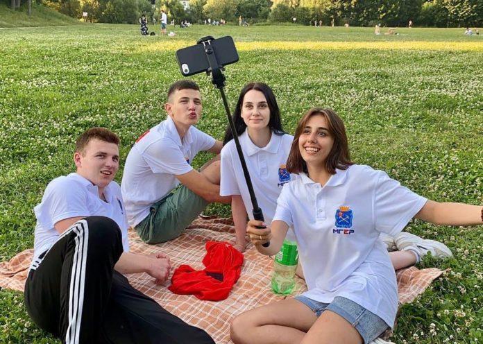 Молодогвардейцы совместно с активистами Подольского союза молодежи провели экологический пикник Молодогвардейцы совместно с активистами Подольского союза молодежи провели экологический пикник