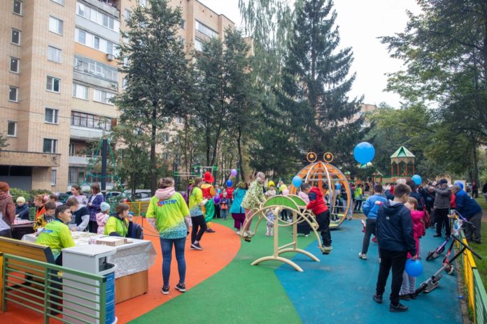 В микрорайоне Климовск торжественно открыли детскую игровую площадку