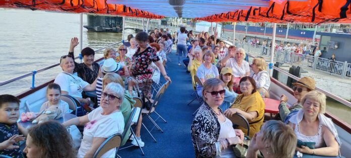Участники подольского клуба «долголетов» отправились на прогулку на теплоходе от причала в Коломенском