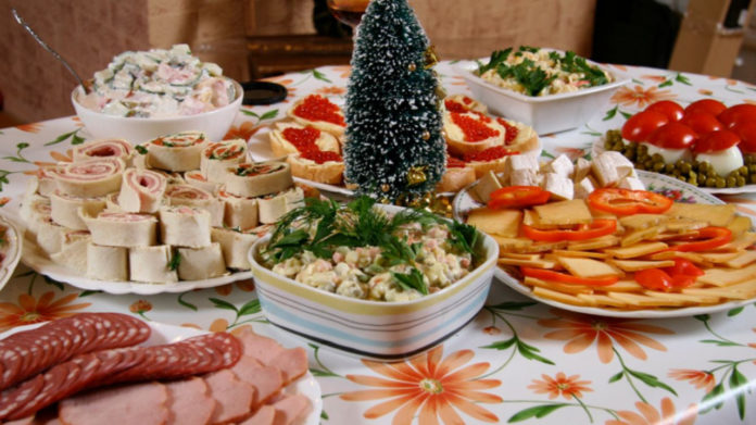 Подмосковные врачи поведали, как правильно составить новогоднее меню Подмосковные врачи поведали, как правильно составить новогоднее меню