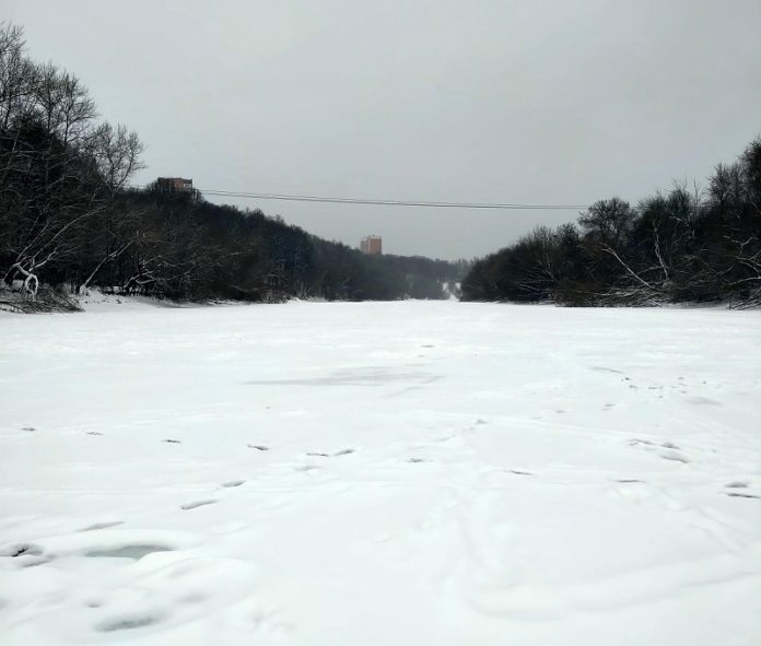 К сведению подольчан: толщина льда на реке Пахре 22 января