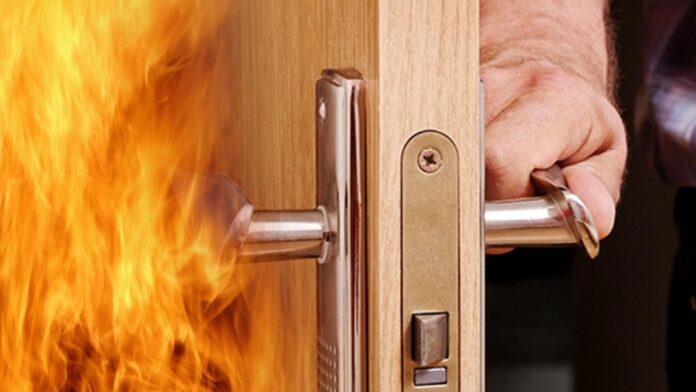 Задержан подозреваемый в поджоге дверей