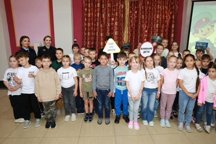 Сотрудники ГИБДД провели профилактическую беседу с детьми школьного лагеря Сотрудники ГИБДД провели профилактическую беседу с детьми школьного лагеря