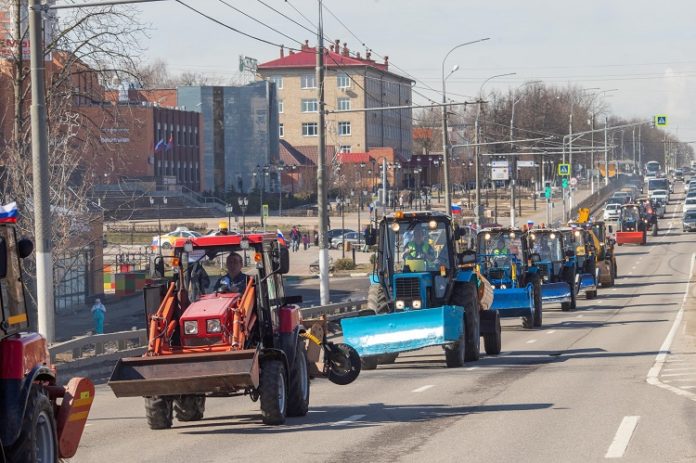 Парад коммунальной техники 3 апреля открыл первый субботник Парад коммунальной техники 3 апреля открыл первый субботник
