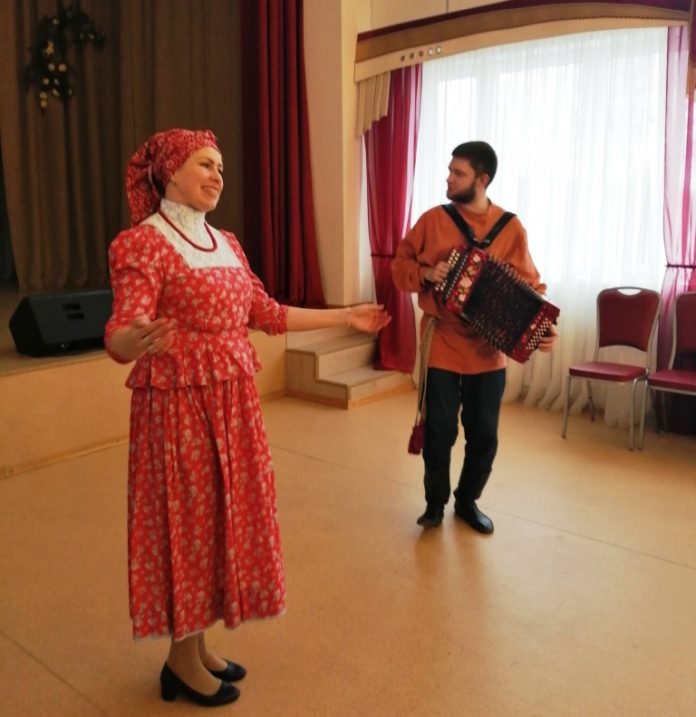 Встреча жителей с руководителями фольклорного ансамбля «Терем» прошла в СДК «Надежда» поселка Железнодорожный