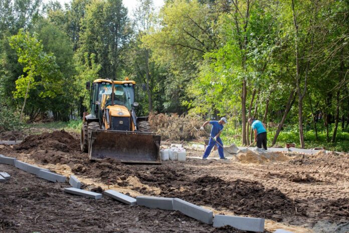 Современную площадку для выгула собак строят на Госпитальной улице  Современную площадку для выгула собак строят на Госпитальной улице