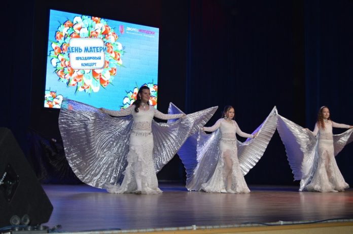 Всем мамам низкий наш поклон Всем мамам низкий наш поклон