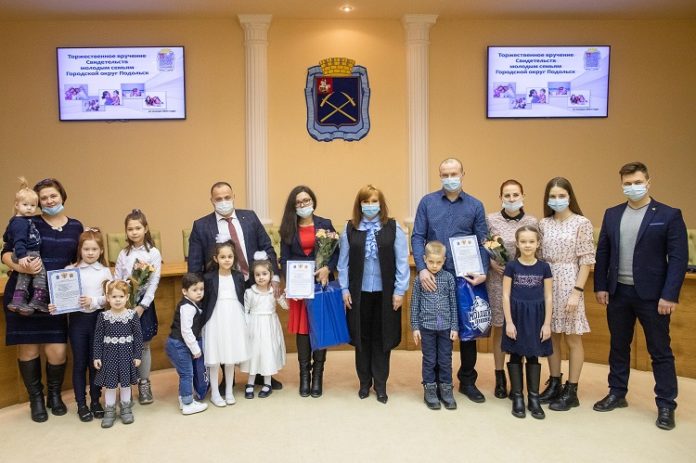 Три молодые семьи получили свидетельства о праве на получение социальной выплаты для улучшения жилищных... Три молодые семьи получили свидетельства о праве на получение социальной выплаты для улучшения жилищных...