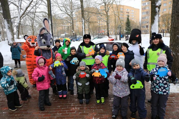 В Подольске сотрудницы Госавтоинспекции поздравили посетителей парка «Дубрава» с Днем защитника Отечества В Подольске сотрудницы Госавтоинспекции поздравили посетителей парка «Дубрава» с Днем защитника Отечества