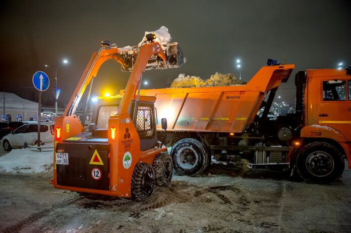 Глава округа проконтролировал работу дорожных и коммунальных служб по уборке снега Глава округа проконтролировал работу дорожных и коммунальных служб по уборке снега