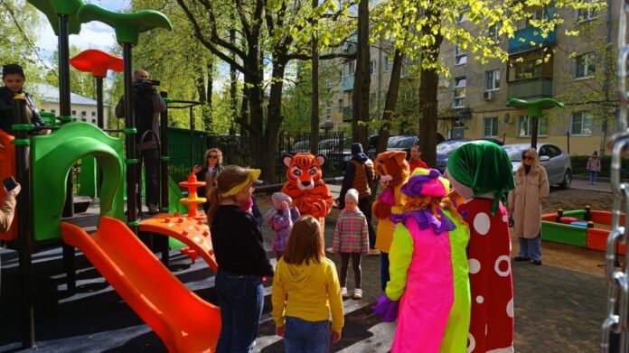 В мкр. Климовск появилась ещё одна новая детская площадка В мкр. Климовск появилась ещё одна новая детская площадка