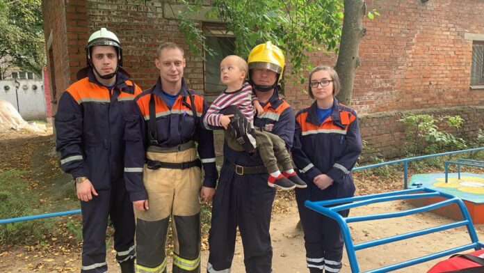 Спасатели поисково-спасательного отряда №17 Подольского территориального управления ГКУ МО «Мособлпожспас» пришли на помощь ребенку