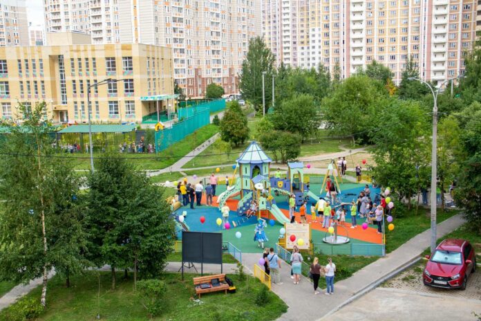 Первую в этом году губернаторскую детскую площадку открыли в Подольске