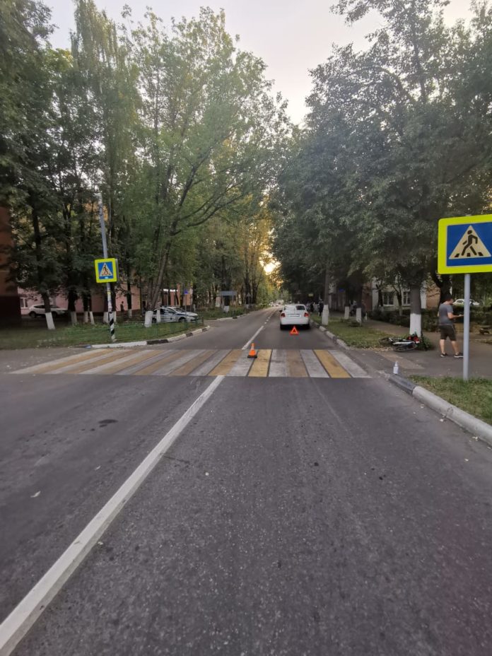 В результате столкновение автомашины и велосипедиста, пострадал несовершеннолетний пассажир