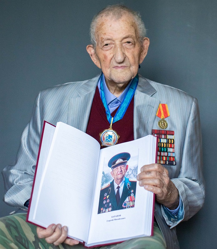 Георгию Баранову подарили книгу о его боевом пути в годы Великой Отечественной войны Георгию Баранову подарили книгу о его боевом пути в годы Великой Отечественной войны
