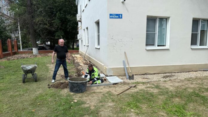 На улице Красной в Подольске обновляют фасад и территорию стоматологической поликлиники