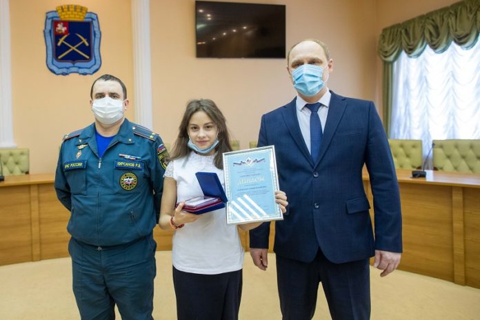 Двух жительниц Городского округа Подольск наградили за спасение детей