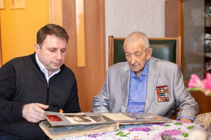 С днем рождения поздравил ветерана Георгия Михайловича Баранова глава округа Дмитрий Жариков