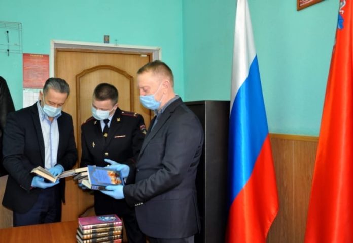 Полицейские и общественники УМВД России по Городскому округу Подольск участвуют в акции “Дарите книги... Полицейские и общественники УМВД России по Городскому округу Подольск участвуют в акции “Дарите книги...