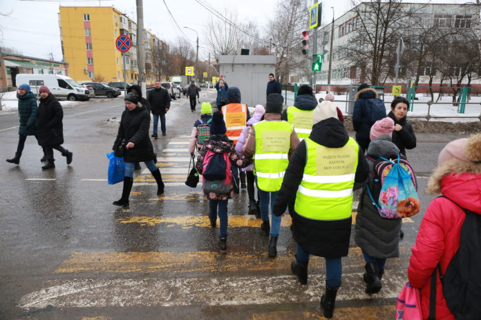 «Родительские патрули» на страже правил безопасного пересечения проезжей части