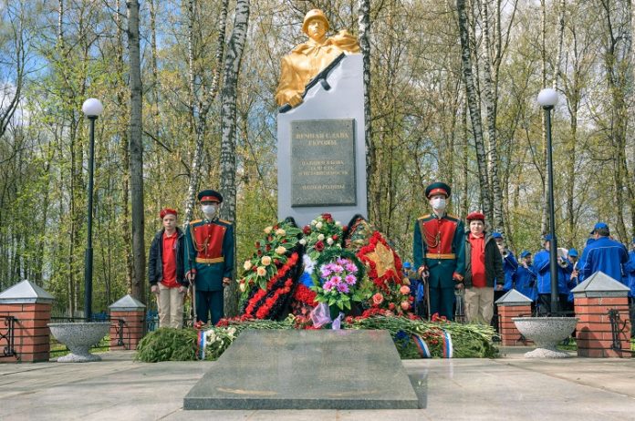 В микрорайоне Климовск почтили память павших у Братской могилы 5 мая В микрорайоне Климовск почтили память павших у Братской могилы 5 мая