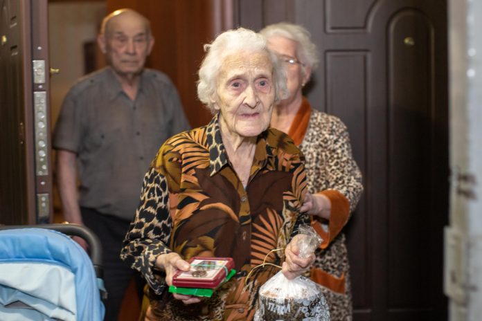 Подольские волонтеры доставили на дом пожилым людям пасхальные куличи Подольские волонтеры доставили на дом пожилым людям пасхальные куличи