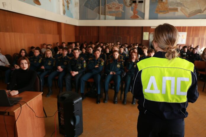 Подмосковные автоинспекторы и представители кикшеринговых компаний организовали обучающие занятия для студентов Подмосковные автоинспекторы и представители кикшеринговых компаний организовали обучающие занятия для студентов