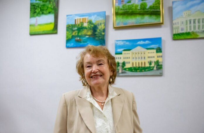 В ДК ЗиО открылась выставка подольской художницы «Ах, лето красное»