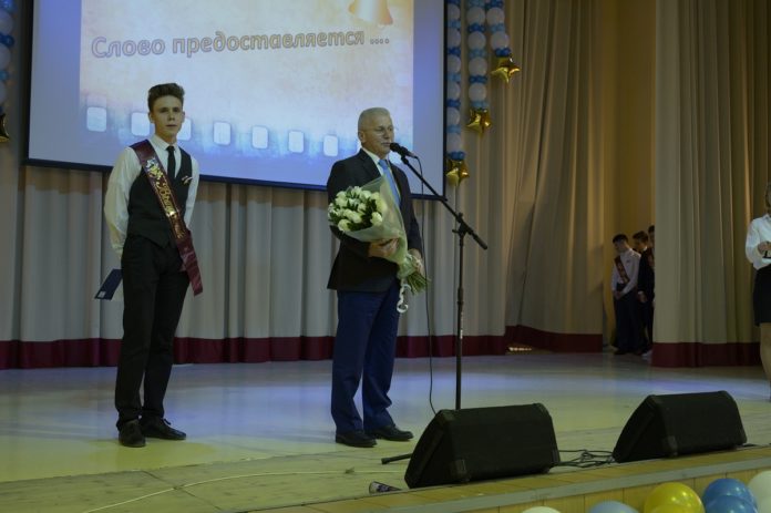 Павел Максимович поздравил выпускников с окончанием школы