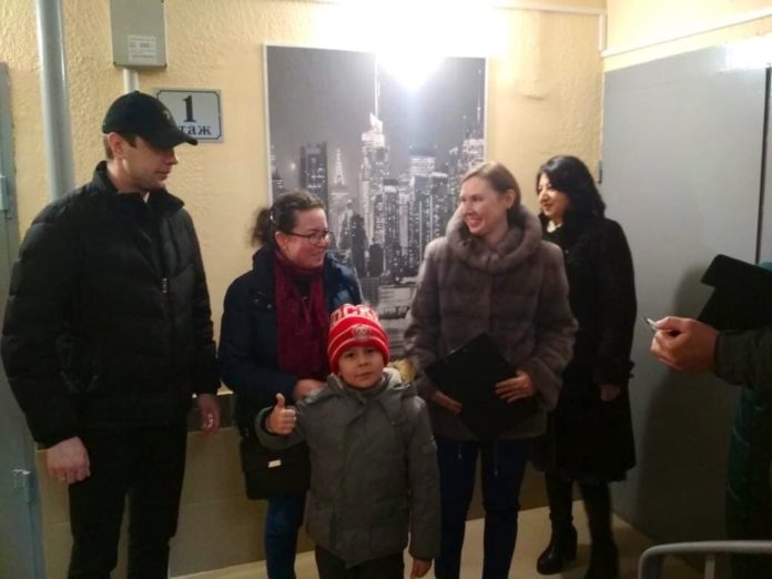 Проверка первого подъезда дома № 42 по улице Литейной после ремонтных работ прошла в... Проверка первого подъезда дома № 42 по улице Литейной после ремонтных работ прошла в...