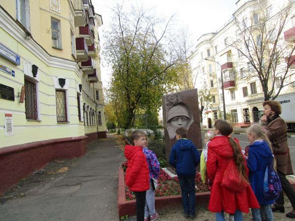 Пешеходную экскурсию “Читаем улицы как книги” организована детской библиотекой № 11