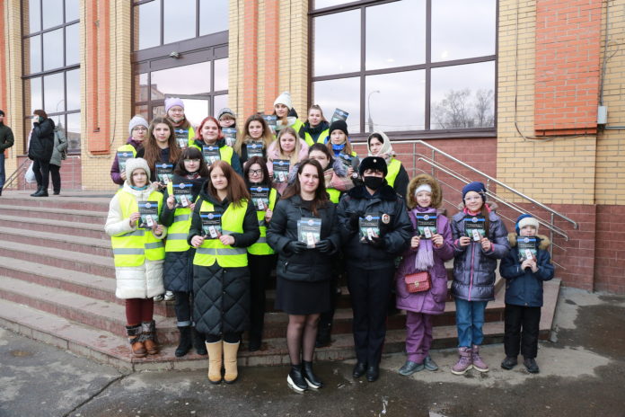 Госавтоинспекция проводит информационно-разъяснительную работу с посетителями ТЦ “Центральный” Госавтоинспекция проводит информационно-разъяснительную работу с посетителями ТЦ “Центральный”