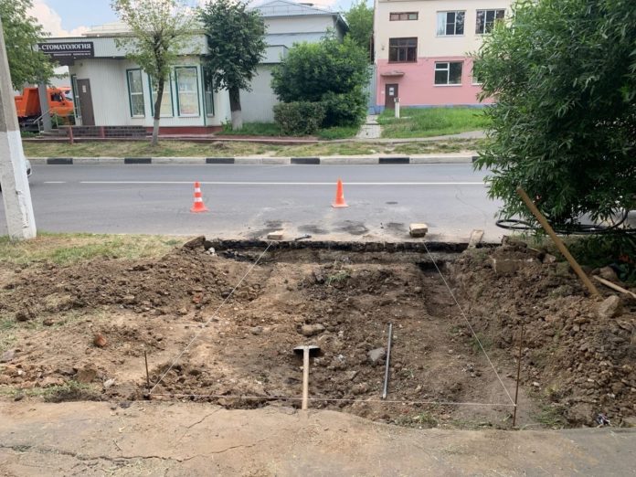 В Климовске обустраивают подходы к планируемому пешеходному переходу В Климовске обустраивают подходы к планируемому пешеходному переходу