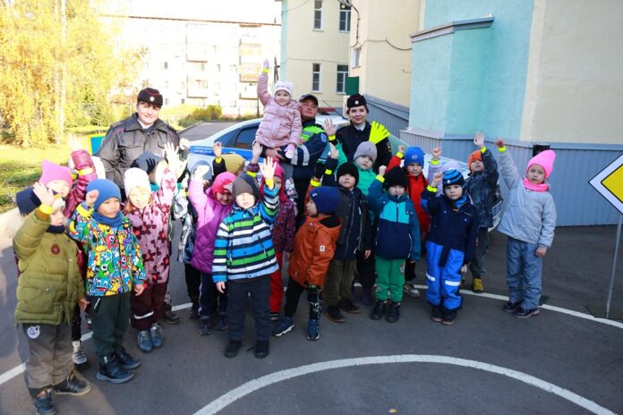 В Подольске сотрудники Госавтоинспекции провели акцию ко Дню отца В Подольске сотрудники Госавтоинспекции провели акцию ко Дню отца