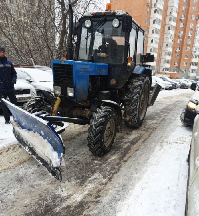 Более 60 единиц техники задействовано в уборке от снега дорог и улиц