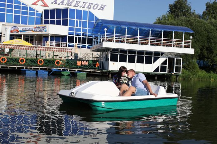 Прокат катамаранов открыт на реке Петрице