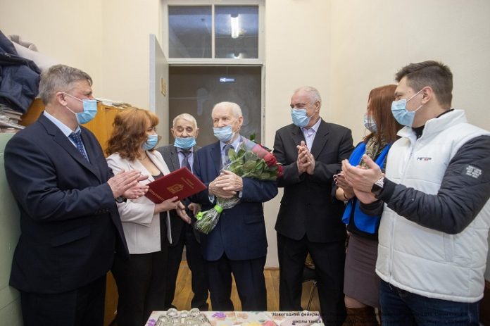 Ветеран «ЗиО-Подольск» Николай Яковлевич Лощилин принимал поздравления с 95-летием 27 января Ветеран «ЗиО-Подольск» Николай Яковлевич Лощилин принимал поздравления с 95-летием 27 января