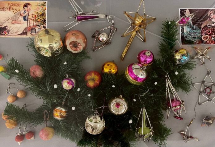 Выставка новогодних елочных украшений «Возле елки в Новый год» открылась в музее-усадьбе «Остафьево» ‒... Выставка новогодних елочных украшений «Возле елки в Новый год» открылась в музее-усадьбе «Остафьево» ‒...