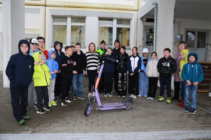 Сотрудники госавтоинспекции совместно с кикшеринговой компанией обучали маленьких подольчан правильному использованию электросамокатов Сотрудники госавтоинспекции совместно с кикшеринговой компанией обучали маленьких подольчан правильному использованию электросамокатов