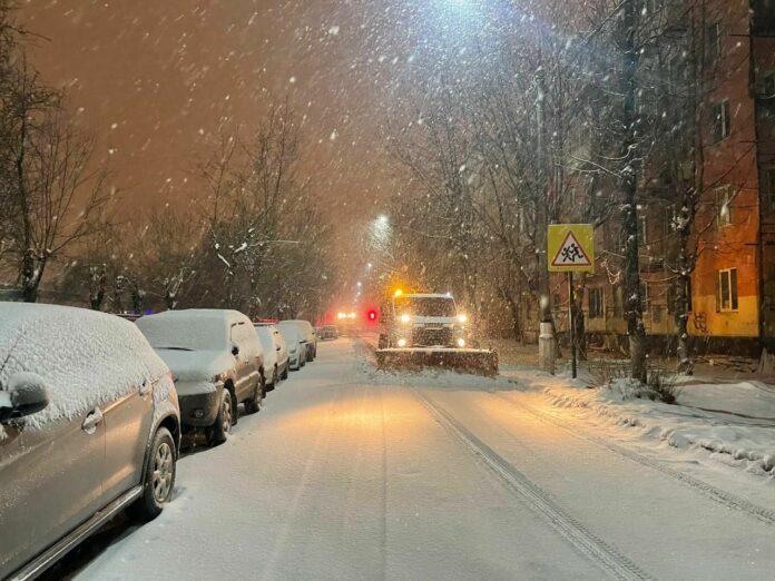 Дорожные и коммунальные службы переведены на усиленный режим работы Дорожные и коммунальные службы переведены на усиленный режим работы