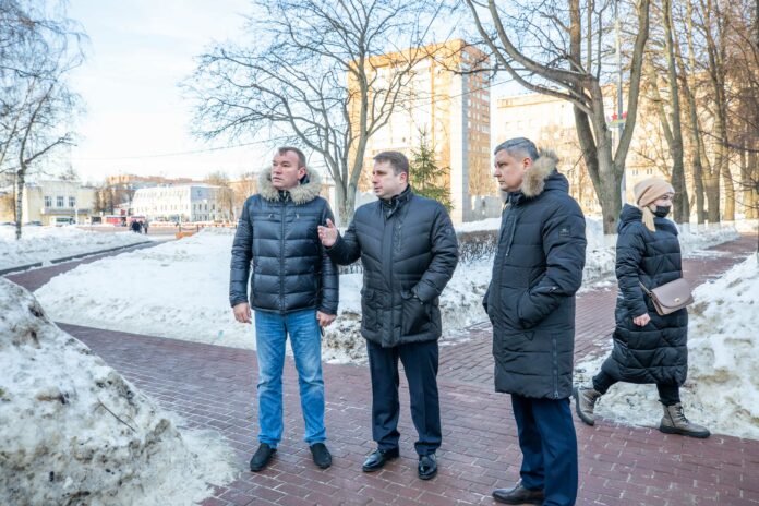 Исполняющий обязанности Главы округа проконтролировал работу по очистке кровель от наледи и снега Исполняющий обязанности Главы округа проконтролировал работу по очистке кровель от наледи и снега